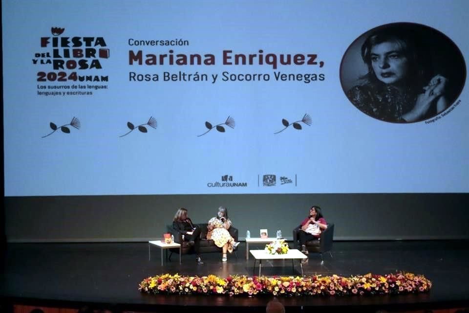 La escritora, en la Sala Miguel Covarrubias del CCU, estuvo acompañada de Beltrán, Coordinadora de Difusión Cultural de la UNAM, y Socorro Venegas.