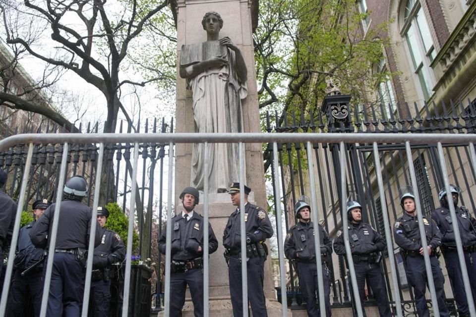 Policías hacen guardia afuera de la Universidad de Columbia después de despejar el campus de manifestantes, el 18 de abril de 2024, en Nueva York.