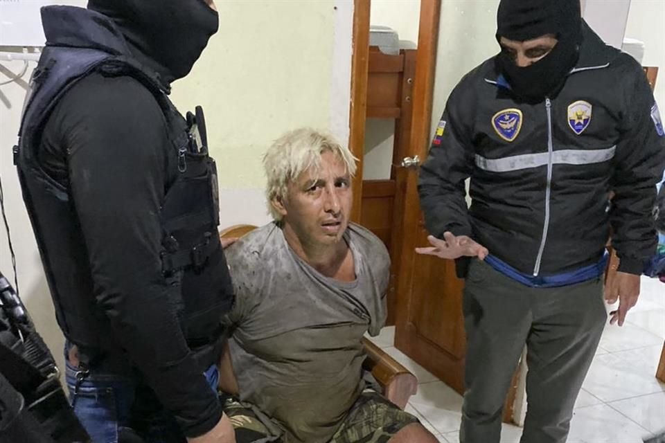 La policía ecuatoriana durante el arresto de Fabricio Colon Pico el 22 de abril.