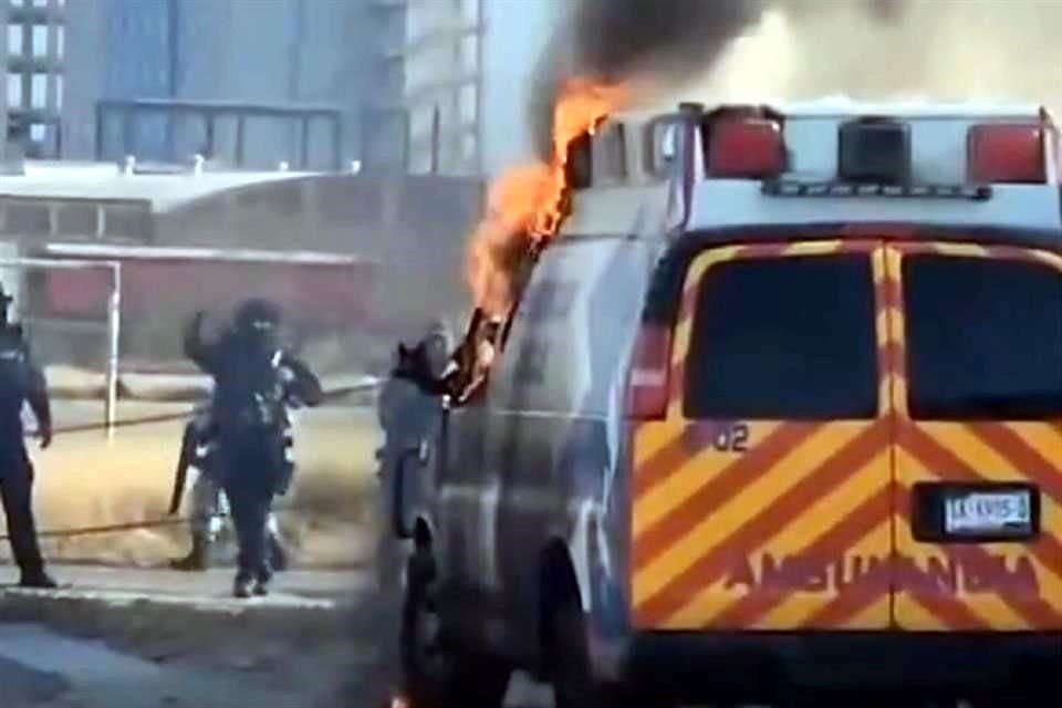 Una ambulancia fue incendiada con las víctimas abordo sobre la Calle Esperanza, en la Colonia La Trinidad, en Celaya, Guanajuato.