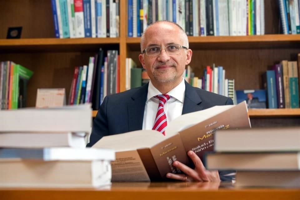 'No ha sido buena la política en torno al fomento del libro y la lectura, creo que nos falta', dice el titular de la Caniem Hugo Setzer.