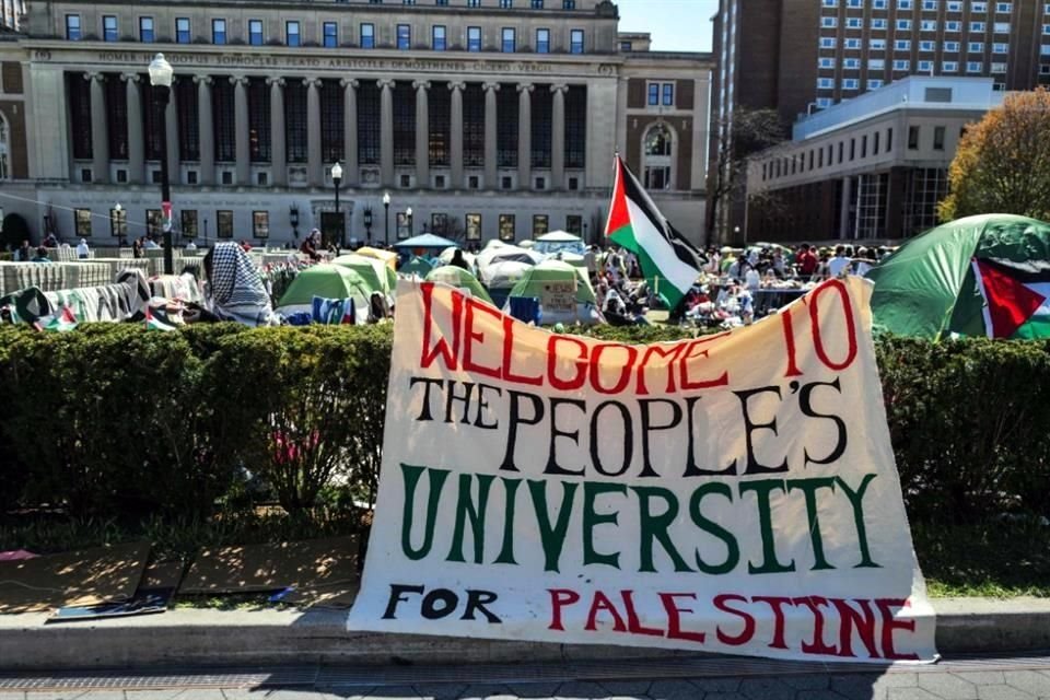 La gente se reúne en el campus de la Universidad de Columbia, ocupado por manifestantes pro-palestinos en Nueva York.