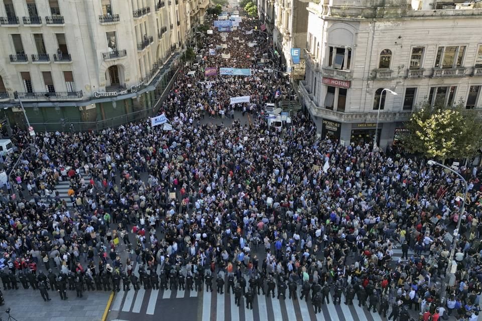 Estudiantes marchan al Congreso de Buenos Aires en una protesta contra el Gobierno de Javier Milei.