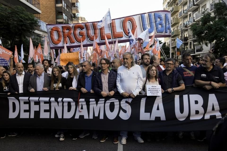 Personas marchan para pedir más financiamiento a universidades públicas en Buenos Aires, Argentina.
