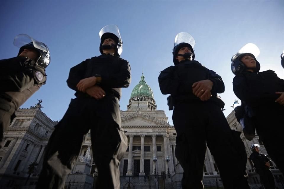 Policías resguardan el Congreso de Argentina durante una marcha en contra del ajuste presupuestal a universidades públicas, en Buenos Aires.