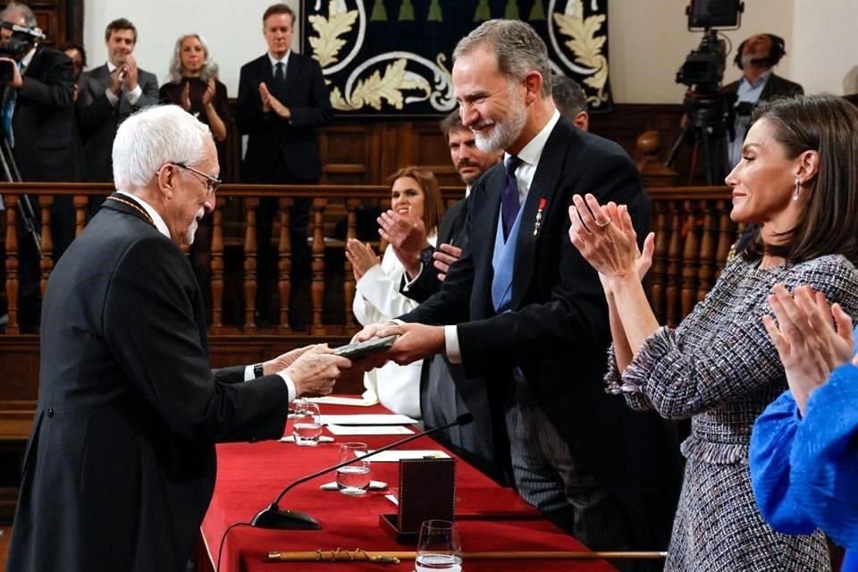 El poeta, novelista y ensayista Luis Mateo Díez recibió el Premio Cervantes de manos de los reyes de España, Felipe VI y Letizia.
