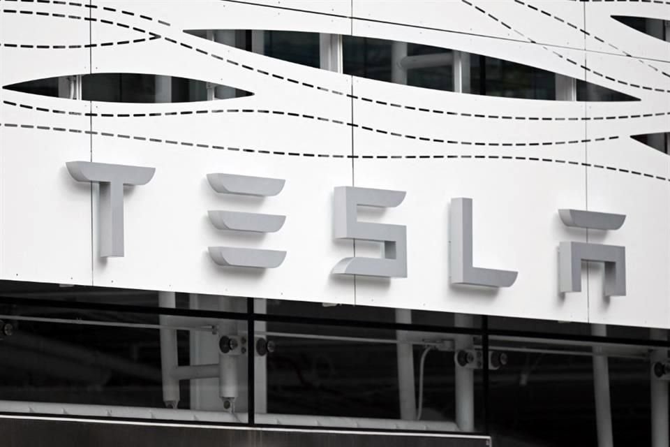Tesla dijo que ha actualizado su futura línea de vehículos para acelerar el lanzamiento de nuevos modelos y será antes de la segunda mitad del 2025.