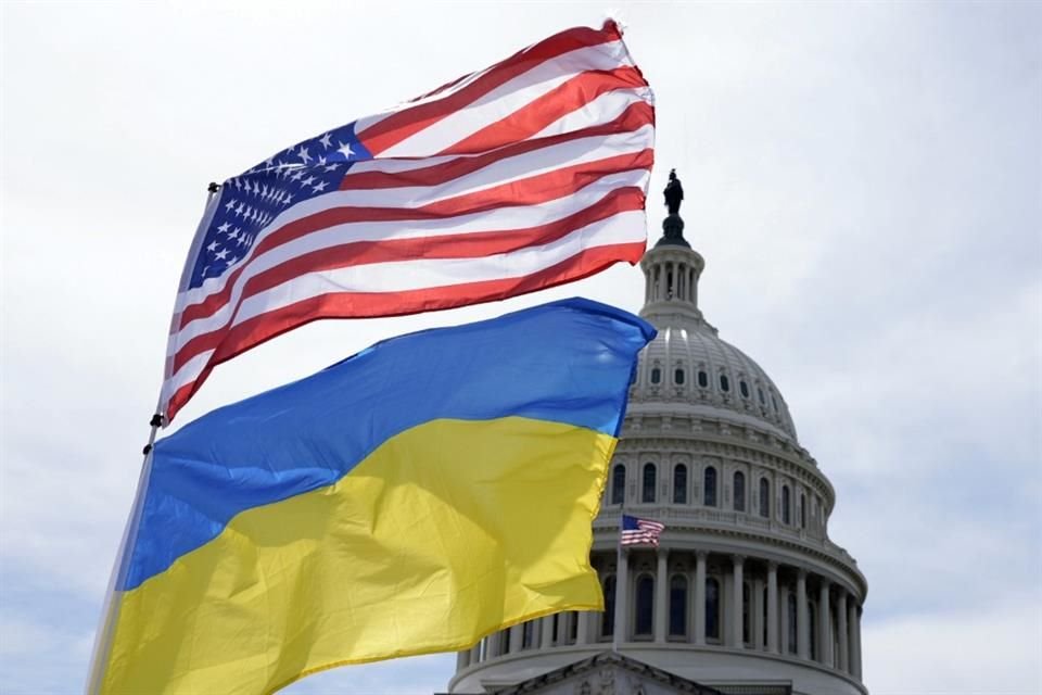 La bandera estadounidense y la ucraniana ondean afuera del Capitolio de Estados Unidos.