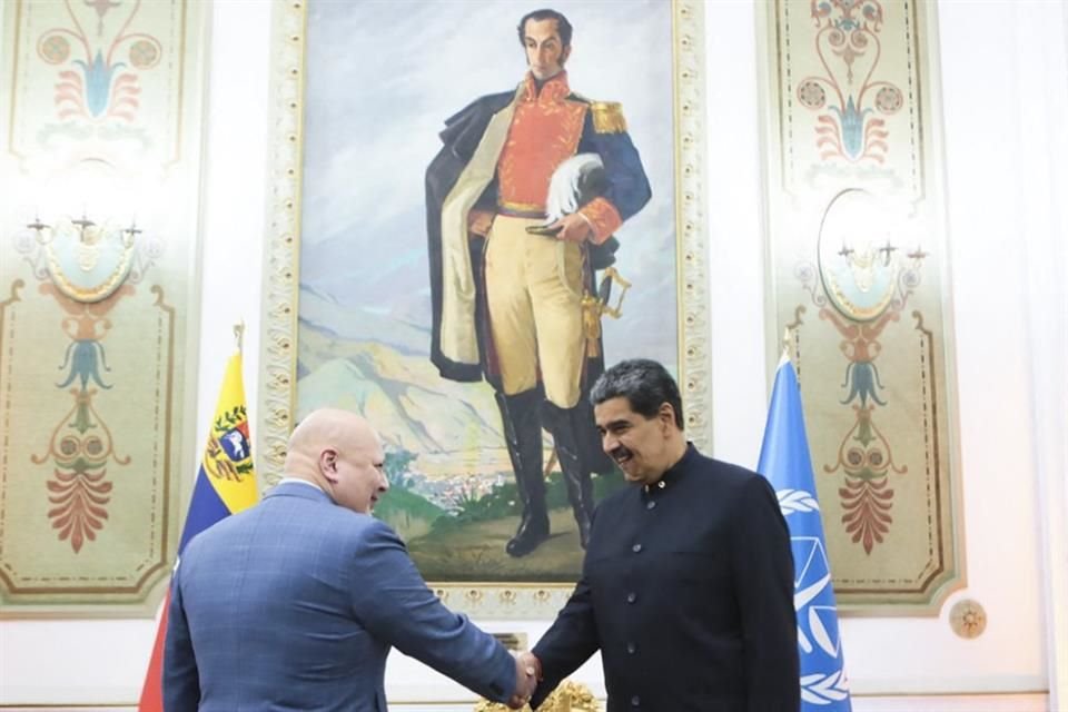 El Presidente Nicolás Maduro estrecha la mano del fiscal de la Corte Penal Internacional, Karim Khan en el Palacio de Miraflores.