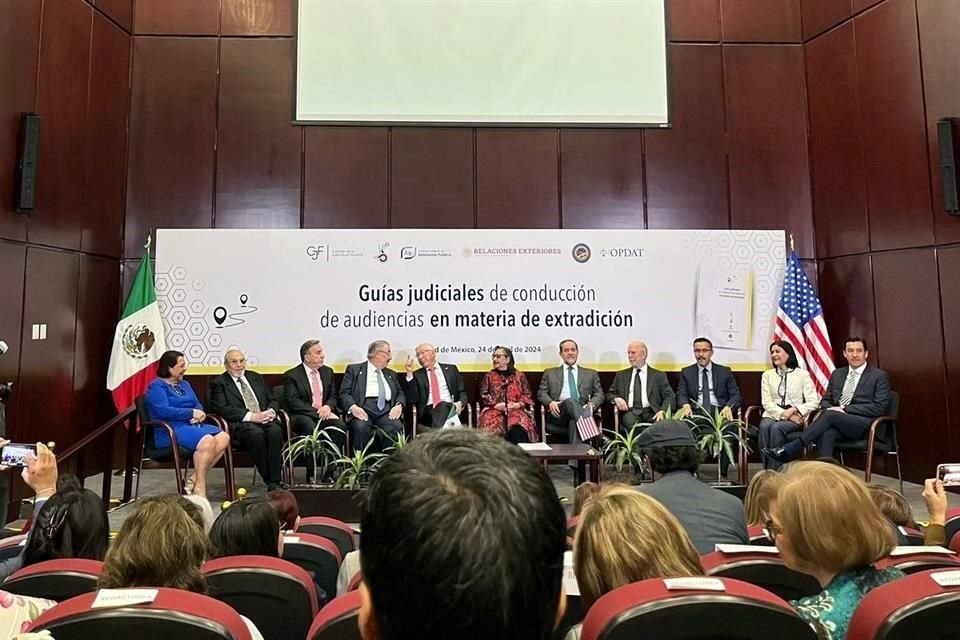 El Embajador Salazar en la presentación junto con integrantes del Poder Judicial federal.