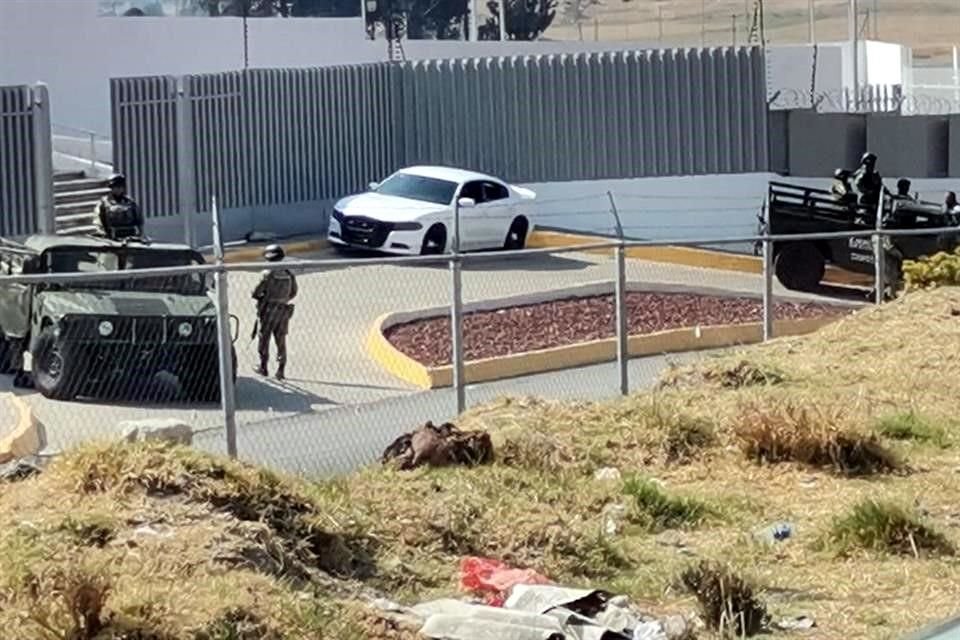 Durante la audiencia, dos vehículos del Ejército con militares armados se apostaron en la entrada del Centro de Justicia Penal Federal de Almoloya de Juárez.