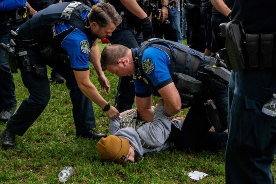 Un estudiante es arrestado durante una protesta en la Universidad de Texas, en Austin.