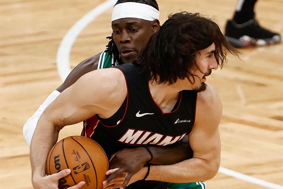 Jaime Jáquez en acción durante el segundo juego de la serie entre Heat y Celtics.