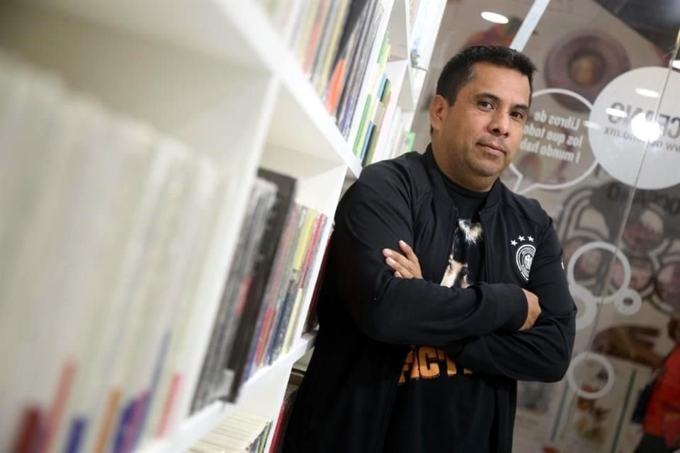 'El menonita zen' inaugura la Biblioteca Carlos Velázquez en la editorial Océano, donde serán reeditados sus libros anteriores.