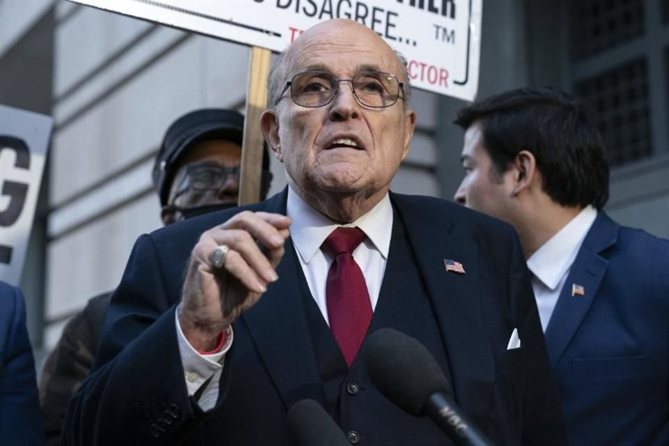 Rudy Giuliani habla en una conferencia de prensa frente a un tribunal federal, el 15 de diciembre de 2023, en Washington.