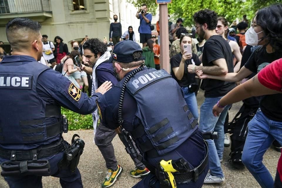 Un hombre es arrestado en una protesta propalestina en la Universidad de Texas.