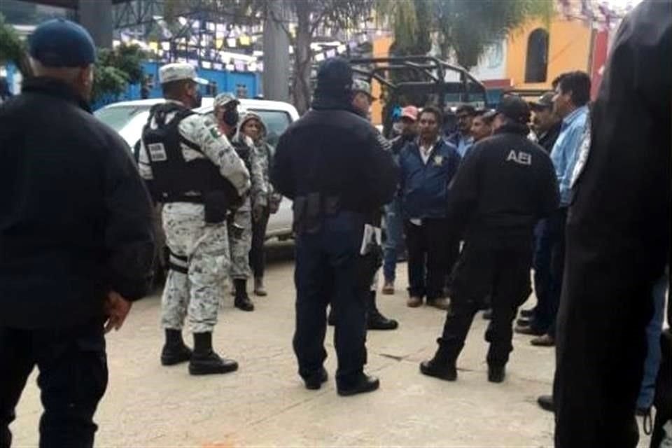 Habitantes de Santiago Textitln, en Oaxaca, mantienen retenidos a 20 agentes de Guardia Nacional y 14 funcionarios de Fiscala del Estado.