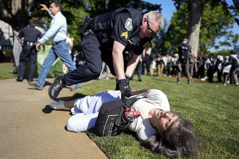 La Policía disolvió con gas lacrimógeno una protesta propalestina en la Universidad Emory en Atlanta y detuvo a varios manifestantes.