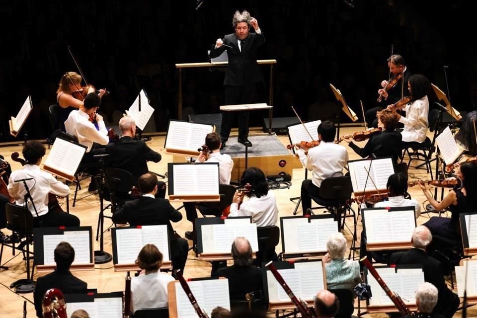 Varios estudiantes de música se sumaron a los atrilistas de la Filarmónica de NY, cuya dirección artística asumirá Dudamel en 2026.