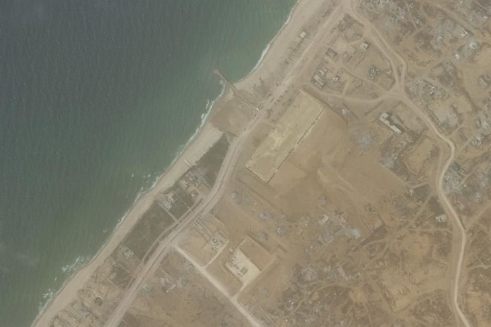 Foto satelital que muestra la construcción de un puerto en la Franja de Gaza, el 18 de abril del 2024.