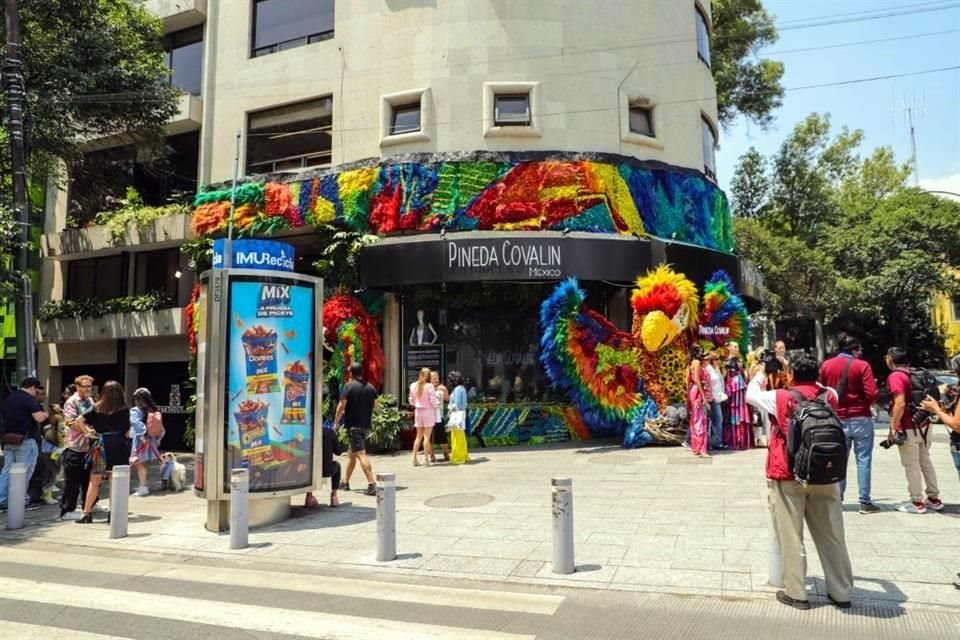 Casi un centenar de locales y restaurantes se unen al decorar su fachada con la temática 'El Jardín de Seres Asombrosos'.