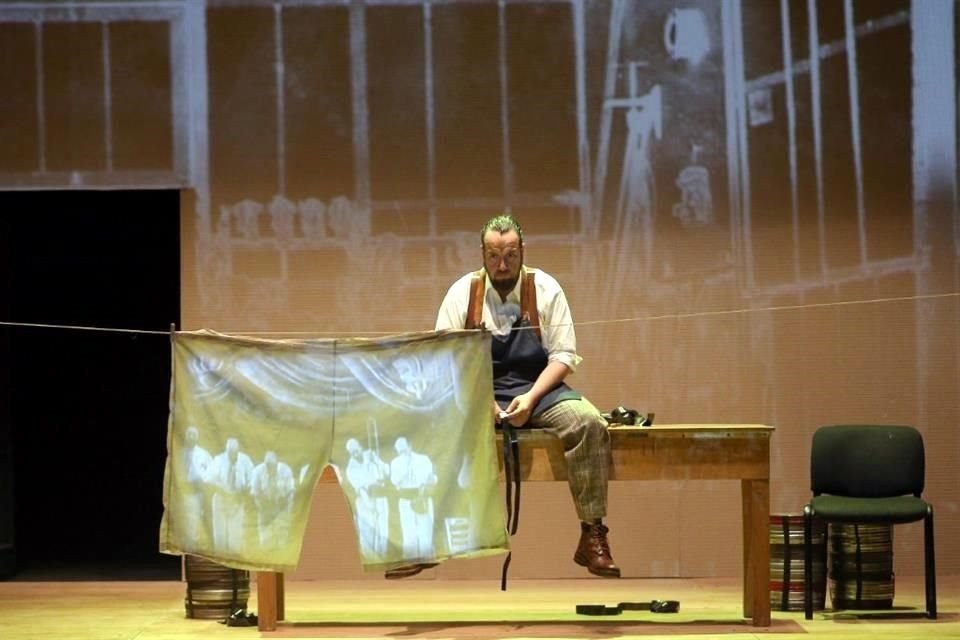 La obra cuenta con un diseño de video, realizado por Daniel Primo, que retoma la estética de Méliès y sus trucos de magia e ilusionismo.