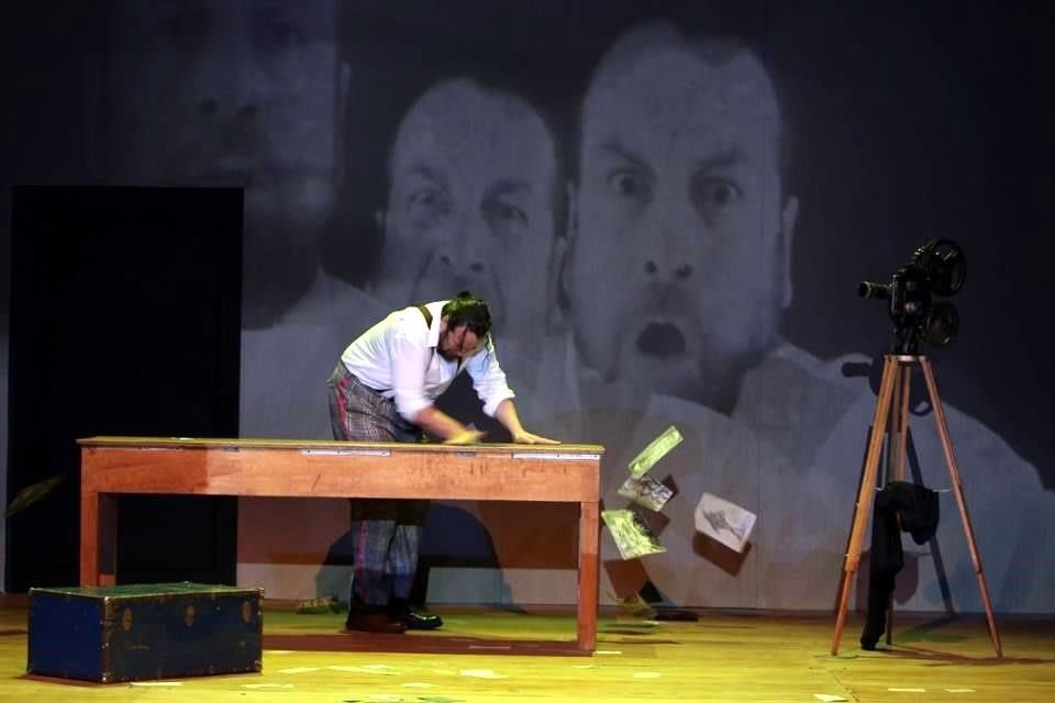 El montaje se vale de los propios recursos que usó el francés para encantar a la audiencia de su época.