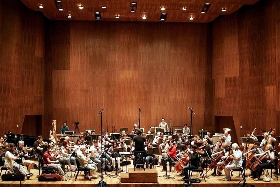 La Orquesta Filarmónica de la CDMX marca un hito al grabar un álbum con la obra de cinco compositoras mexicanas contemporáneas.