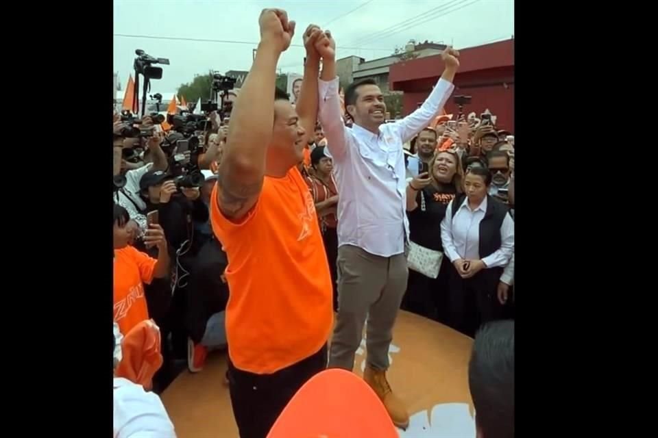 El candidato fue arropado por la gente que llevó el ex perredista Juan Zepeda Hernández.