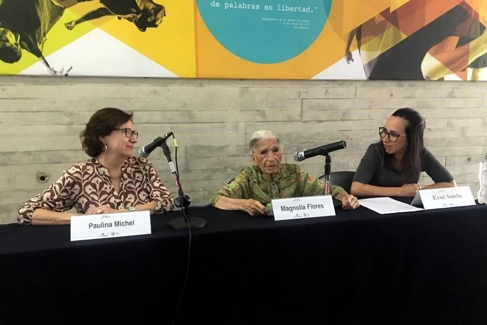 Paulina Michel, técnica académica del Archivo Histórico; Magnolia Flores, viuda de Flores Canelo, y Evoé Sotelo, titular de Danza UNAM, durante el acto de donación del acervo.