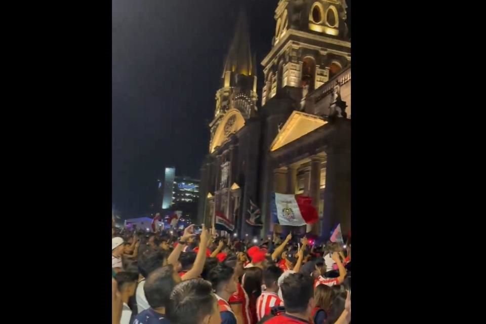 Cientos de seguidores de las Chivas se dieron cita a los alrededores de la Catedral de Guadalajara para expresar su apoyo aL Rebaño, de cara al Clásico Tapatío.
