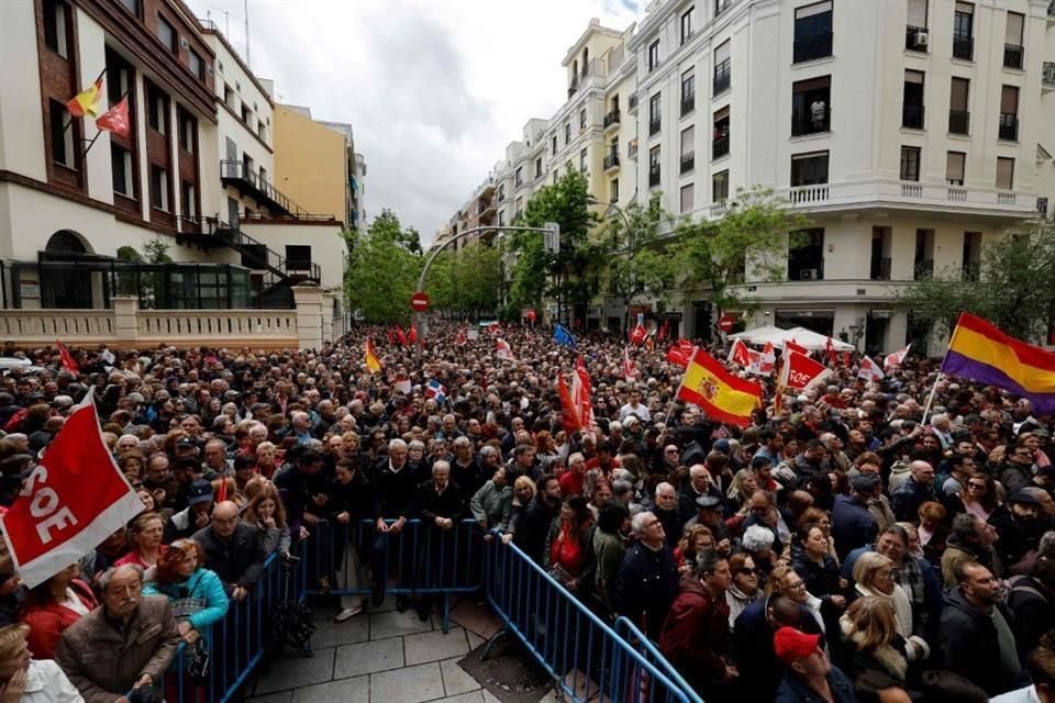 Miles de simpatizantes de Pedro Sánchez salieron a las calles para instar al Presidente español a no dimitir por el escándalo de su esposa.