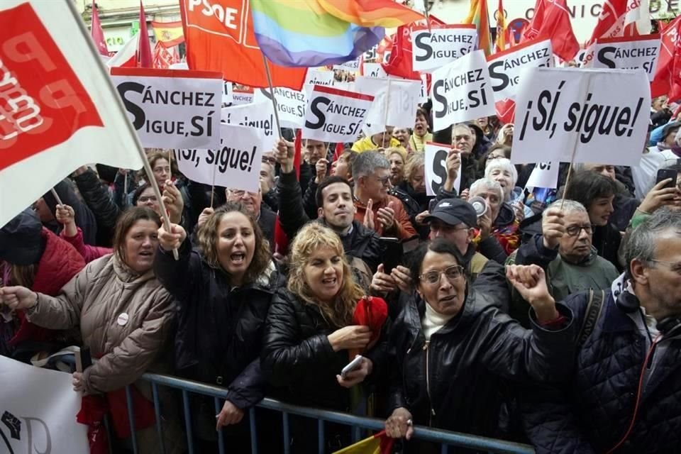 Los partidarios del primer Ministro español, Pedro Sánchez, se reúnen en la sede del partido PSOE durante una manifestación en Madrid, España.