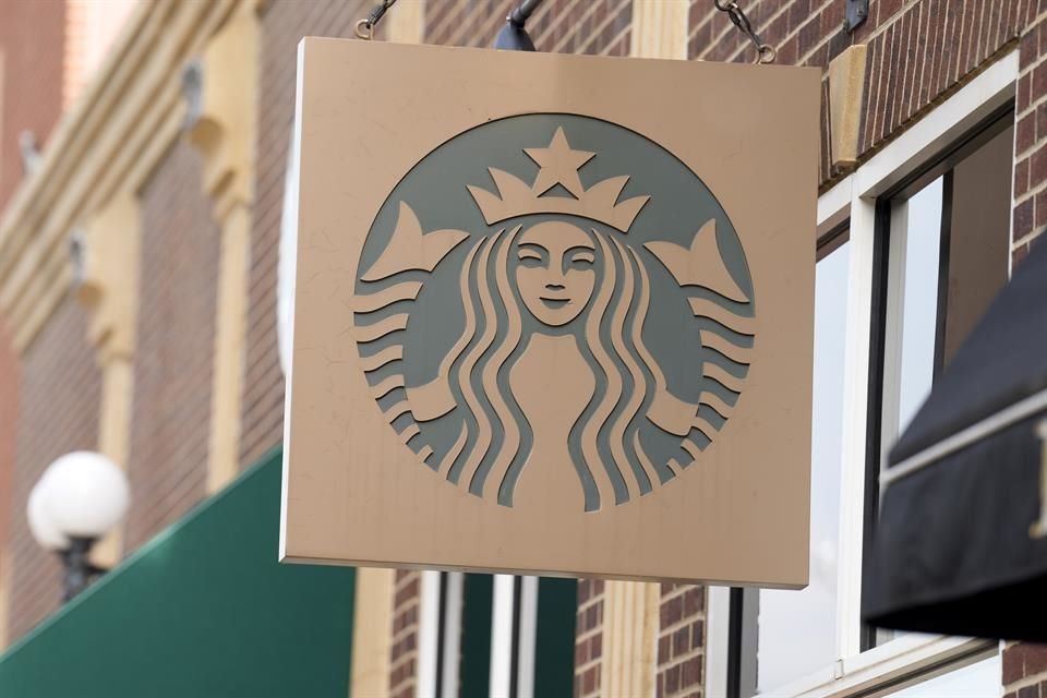 Starbucks dijo que el sistema permite una reposición más rápida y una disponibilidad más constante de artículos en la tienda, como espuma fría, leche de avena y llovizna de caramelo.