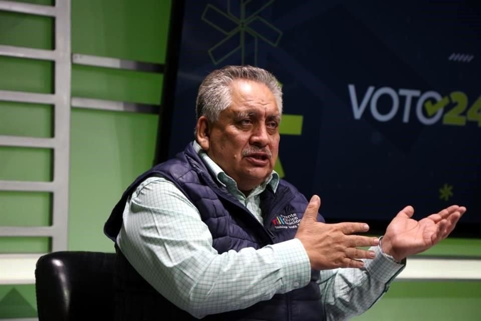 Lo que estamos jugando es la democracia y las libertades en México y ante eso la unidad es fundamental, considera Guadalupe Acosta, del Frente Cívico Nacional.