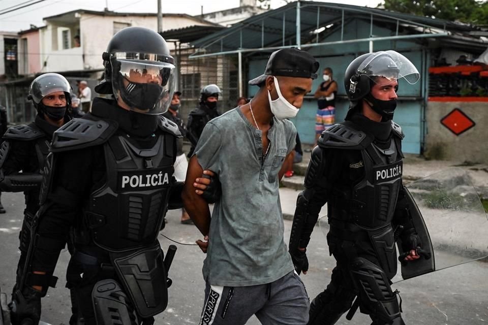 Un manifestante es arrestado cuando participaba en las protestas contra el Gobierno de Cuba,
