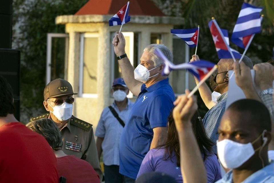 El Presidente de Cuba, Miguel Díaz-Canel, denunció la difusión de una 'mentira' sobre los disturbios en la isla, durante un acto en compañía de Raúl Castro y frente a miles de partidarios.