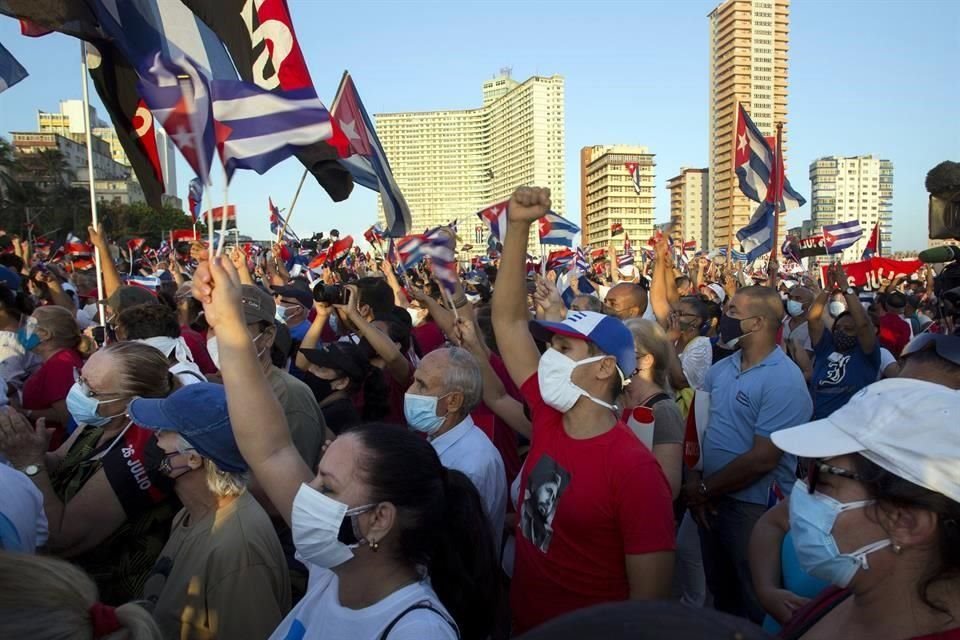 Decenas de miles de personas salieron a las calles de Cuba para mostrar su apoyo al Gobierno, luego de manifestaciones contrarias la semana pasada.
