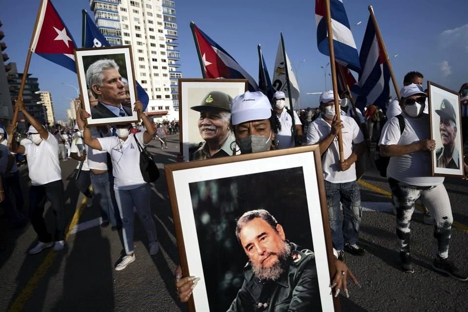 Los seguidores del Gobierno acudieron a marchar con retratos de los líderes de la Revolución Cubana.