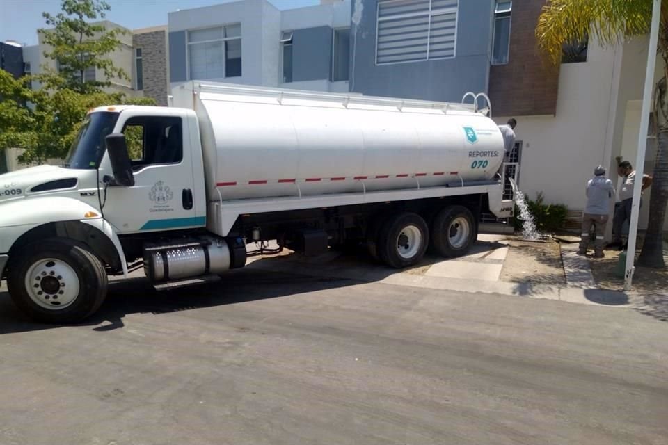 Ante el escenario de escasez y falta de certeza sobre el restablecimiento del flujo, los ayuntamientos metropolitanos también han facilitado sus pipas municipales.