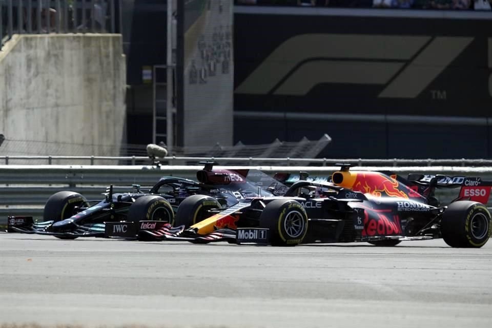 Hamilton toc a Verstappen, quien se estrell en la primera vuelta.