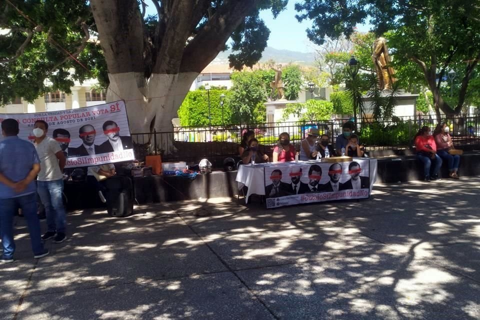 Morenistas promoviendo la consulta en el Zócalo de Chilpancingo.