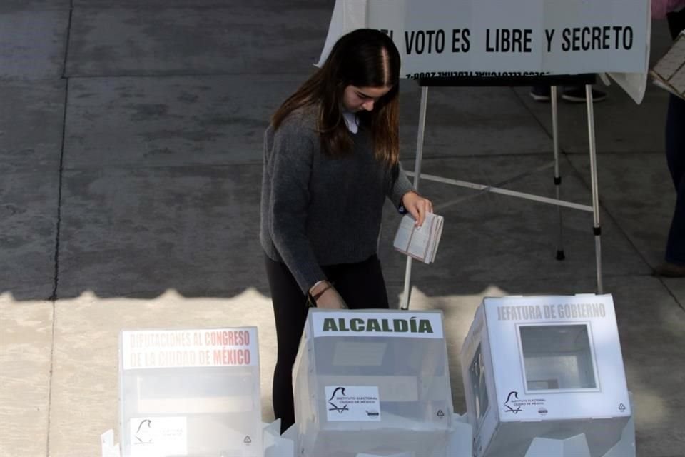 Desde muy temprano se registraron grandes filas de personas que acudieron a votar.