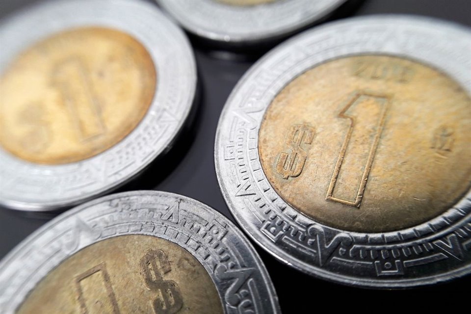 El tipo de cambio llegó a superar brevemente la barrera de los 21 pesos por dólar.