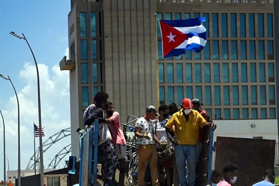 Un grupo de trabajadores cubanos cerca de la Embajada de EU en La Habana.