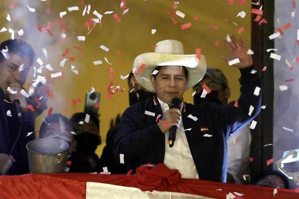Pedro Castillo celebra el lunes por la noche su proclamación como Presidente electo de Perú, luego de semanas de los comicios.