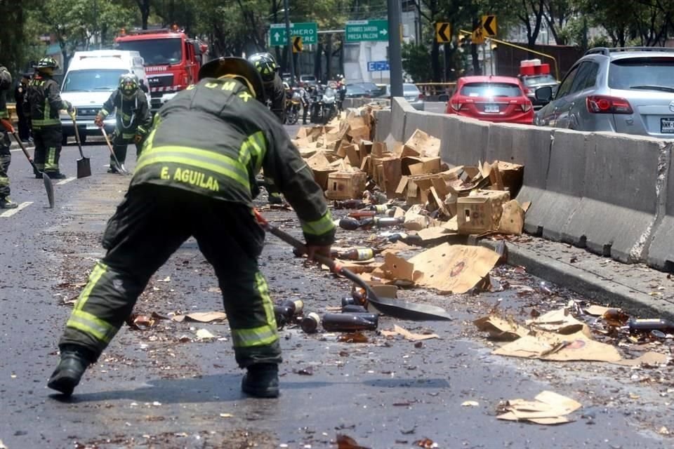 Cientos de cervezas se desperdiciaron cuando el chofer de un tráiler derramó parte de la mercancía tras un choque sobre Avenida Río San Joaquín en Miguel Hidalgo.
