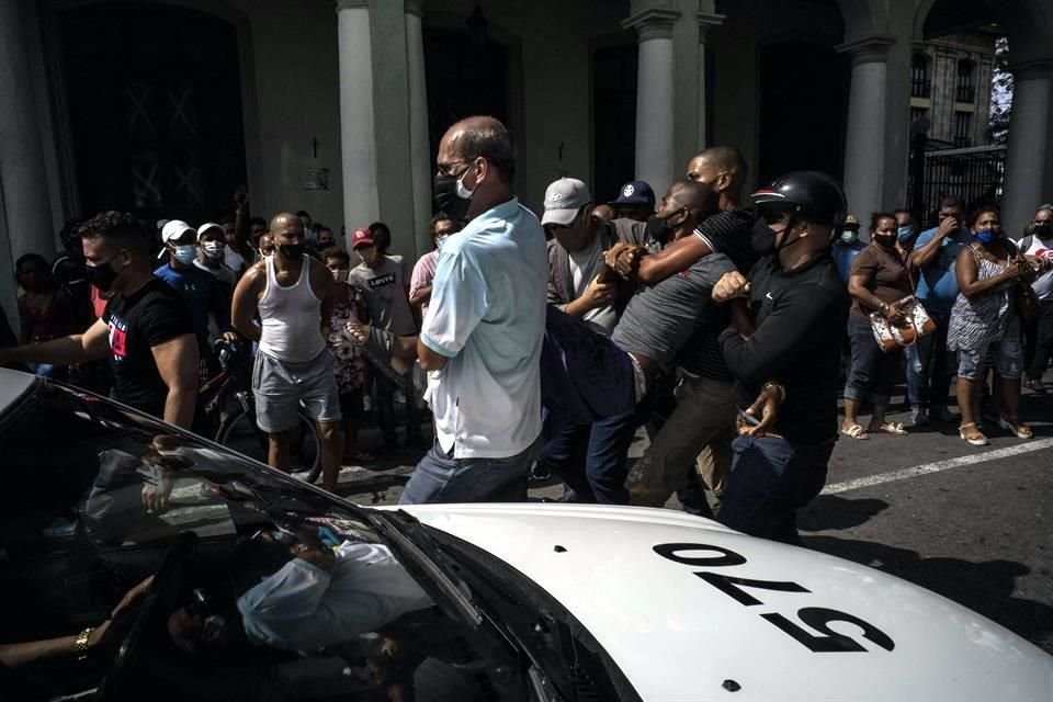 La Policía de Cuba detiene a un hombre durante las protestas del 11 de julio en La Habana.