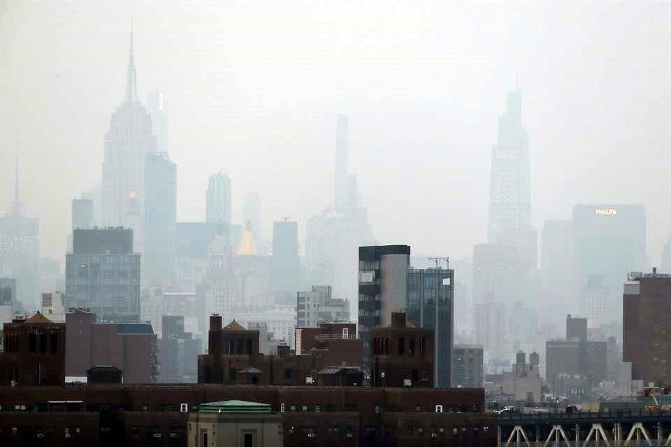 una densa capa de humo por los incendios en el oeste de EU pude verse en la ciudad de Nueva York, en el extremo este del país.