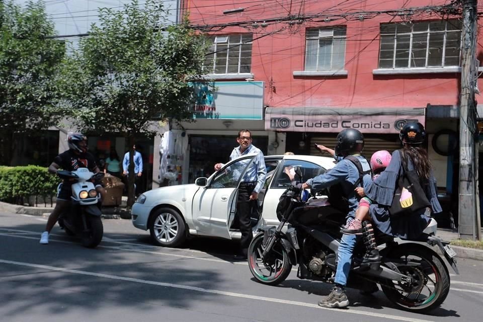 Un motociclista y su acompañante salieron disparados al cruzar Chapultepec, luego de que un conductor se pasara el alto. Testigos los alcanzaron y le cerraron el paso para detenerlo.